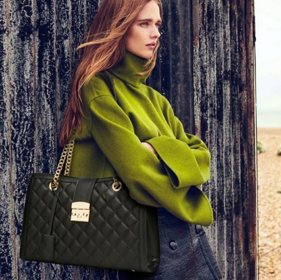 BLACK HAND BAG WITH GOLD CHAIN AND BUCKLE.(KELOLA DS) BRAND SIZE 35'24'1… - Picture 2 of 3